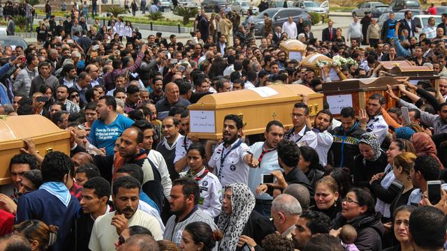 Des centaines de chrétiens égyptiens ont participé lundi aux funérailles des victimes des attentats perpétrés contre deux églises coptes. [ANADOLU AGENCY - Ahmed Abd Alkawey]