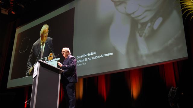 Johann Schneider-Ammann prononce un discours à la conférence de la DDC sur le système dual de formation. [Keystone - Christian Brun]