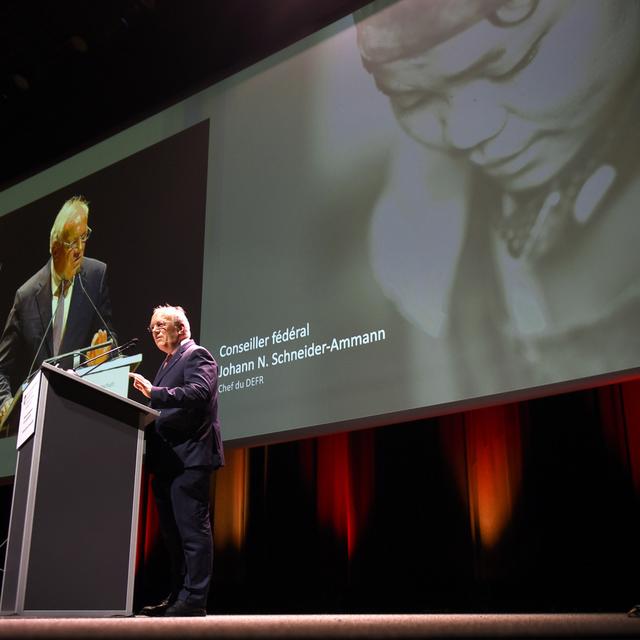 Johann Schneider-Ammann prononce un discours à la conférence de la DDC sur le système dual de formation. [Keystone - Christian Brun]