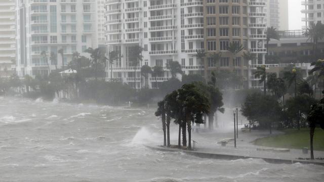 D'énormes vagues frappent la région de Miami depuis dimanche matin. [Keystone - AP Photo/Wilfredo Lee]