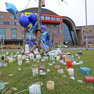 Des bougies et des ballons pour rendre hommage à Alfie Evans, devant l'hôpital pour enfants de Liverpool où il séjournait. [AP PA - PETER BYRNE]