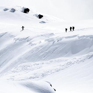 Opération de recherche au-dessus de Fiesch (VS) après une avalanche en avril 2018. [Keystone - EPA/Jean-Christophe Bott]