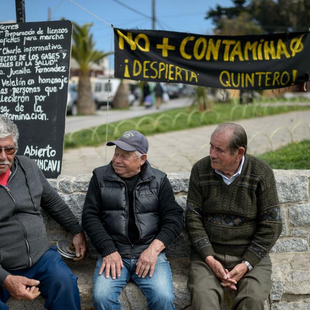 Les Habitants de Quintero manifestent depuis plusieurs semaines sur la place centrale. [AFP - Martin Brunetti]