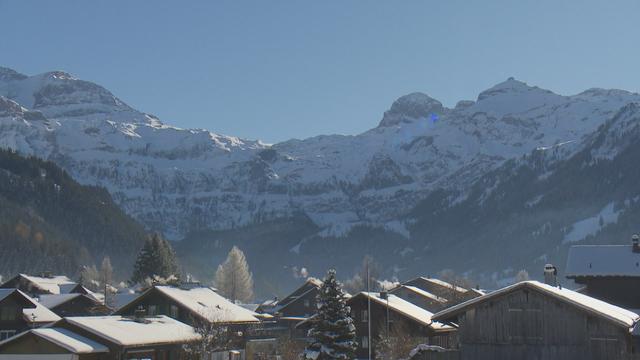 Lenk avec, en arrière-plan, les glacier de la Plaine Morte. [DR - RTS]