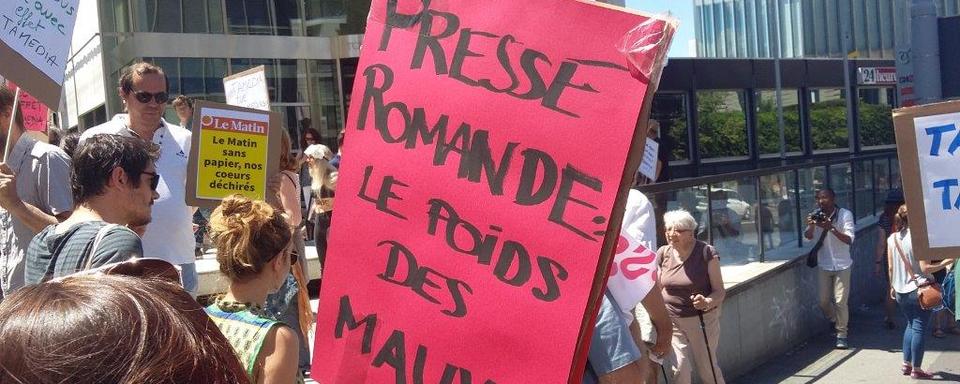 Les collaborateurs en grève devant la tour Tamedia, à Lausanne, 04.07.2018. [RTS - Simon Corthay]