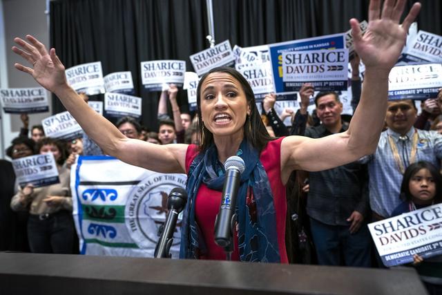 Première Amérindienne et lesbienne élue au Congrès, Sharice Davids célèbre sa victoire à Olathe, Kansas. [Keystone - EPA/Jim Lo Scalzo]