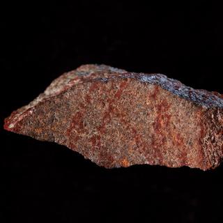 Les traits ont été tracés avec un crayon d'ocre sur un fragment de roche siliceuse. [AFP/Nature Publishing Group - Craig Foster]