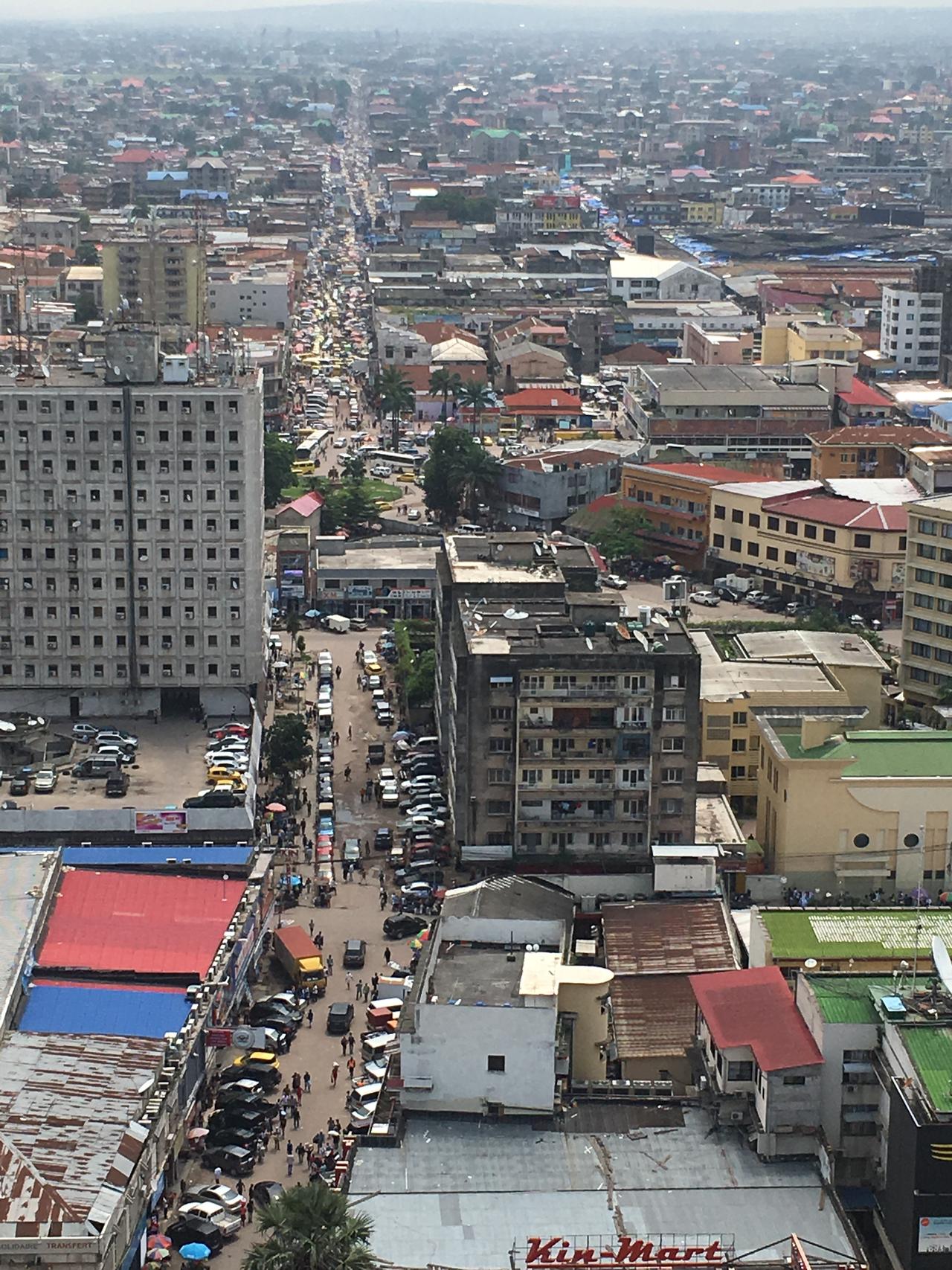 La capitale Kinshasa, 18 millions d'habitants, s'étend en dehors de tout contrôle vers l'est. Le gouvernement cherche 220 millions de dollars pour faire un recensement de la population. Le dernier fiable date des années 60. [RTS - Annabelle Durand]