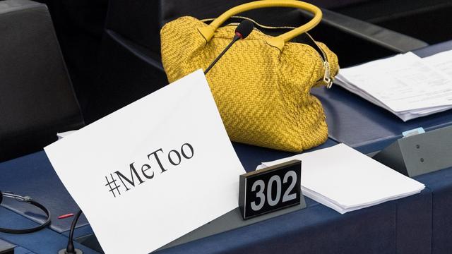 Une pancarte #MeToo sur un pupitre, lors d'un débat au Parlement européen sur les mesures à prendre contre le harcèlement sexuel. [EPA - Patrick Seger]