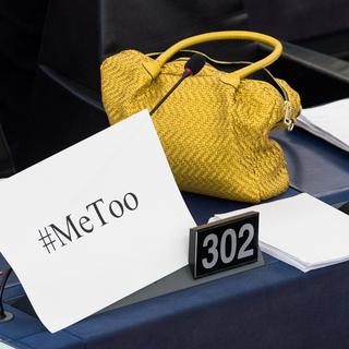 Une pancarte #MeToo sur un pupitre, lors d'un débat au Parlement européen sur les mesures à prendre contre le harcèlement sexuel. [EPA - Patrick Seger]