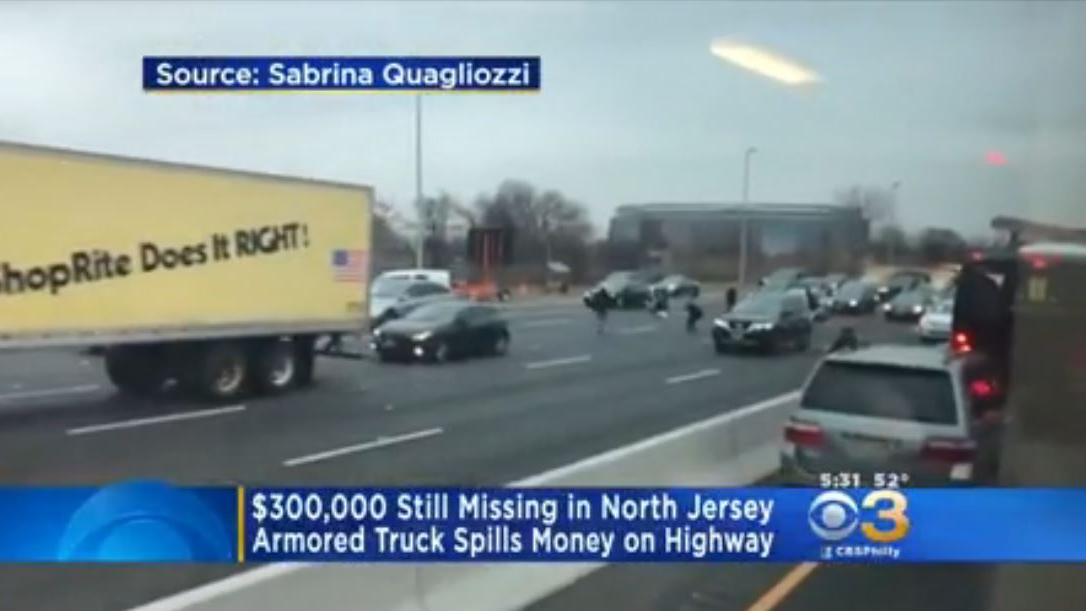Des automobilistes en train de ramasser l'argent tombé d'un fourgon blindé dans le New Jersey. [CBS]