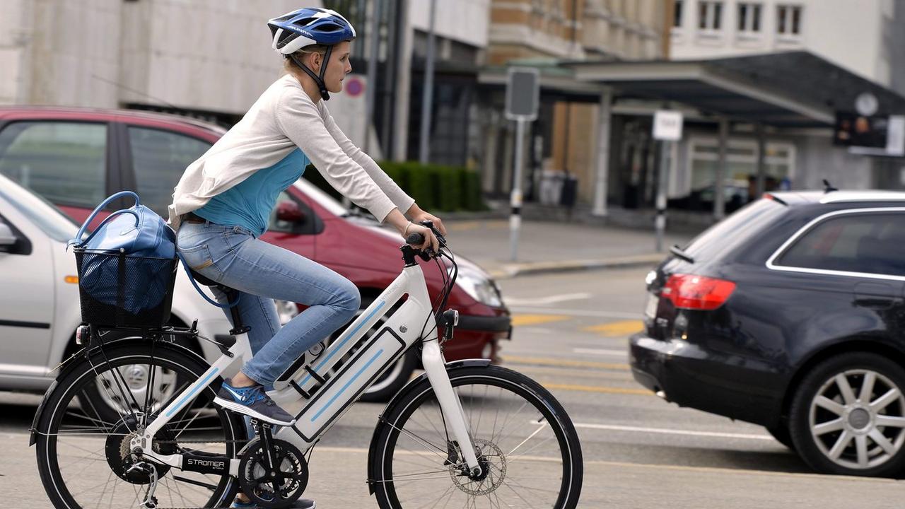 Pro Vélo veut une distance minimale réglementaire entre voitures et vélos. [Keystone - Walter Bieri]