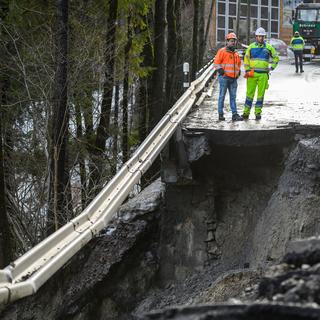 La route qui rejoint la station de ski d'Adelboden a été emportée par la tempête. [AFP - Fabrice Coffrini]