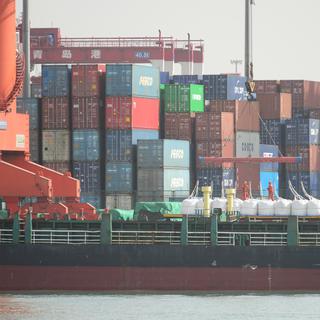 Un cargo transportant des containers de produits importés dans la province de Shandong, en Chine. [Stringers/Reuters]