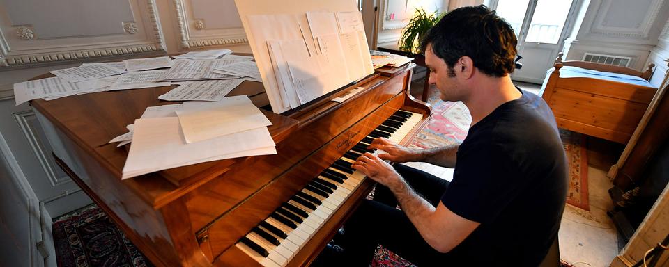 Le pianiste Ivan Ilic dans son appartement à Bordeaux, le 3 octobre 2017. [AFP - Georges Gobet]