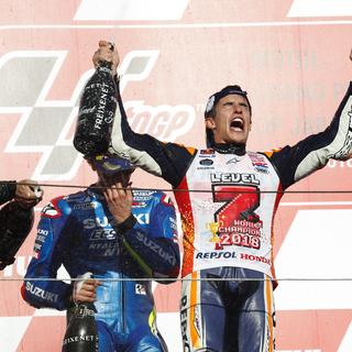 Marc Marquez fête son 5e titre en MotoGP lors de sa victoire au Japon. [Keystone - Kimimasa Mayama]