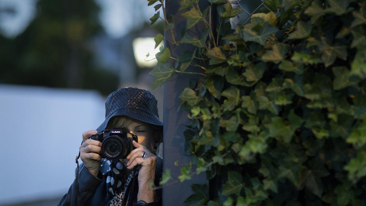 Une détective professionnelle prend une photo à Zurich en juin 2018. (Image d'illustration) [KEYSTONE - GAETAN BALLY]