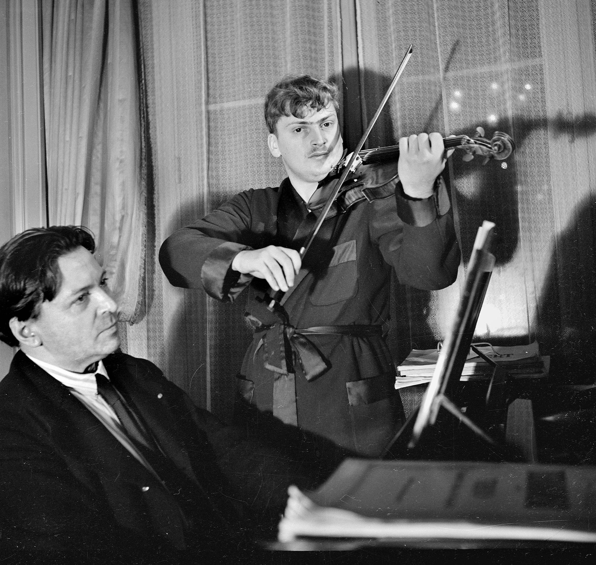 Yehudi Menuhin, âgé de 20 ans, avec le compositeur et violoniste roumain Georges Enesco. Février 1936. [Roger-Viollet/AFP]