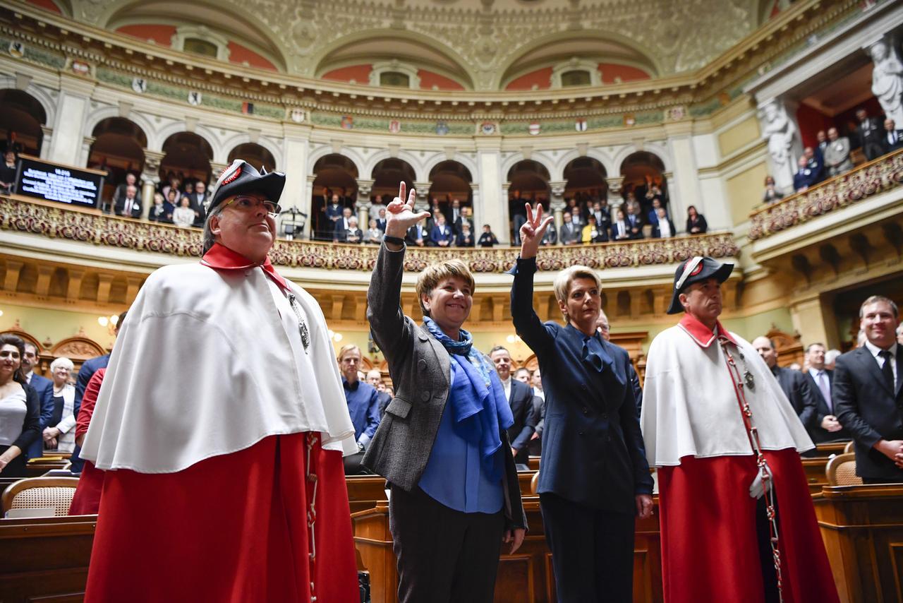 Viola Amherd (PDC-VS) et Karin Keller-Sutter (PLR-SG) prêtent serment après leur élection au Conseil fédéral. [Keystone - Anthony Anex]