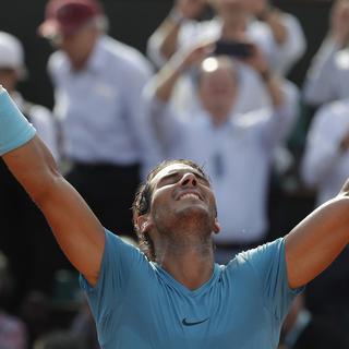 Rafael Nadal lève les bras au ciel après sa victoire contre Juan Martin del Potro. [Alessandra Tarantino]