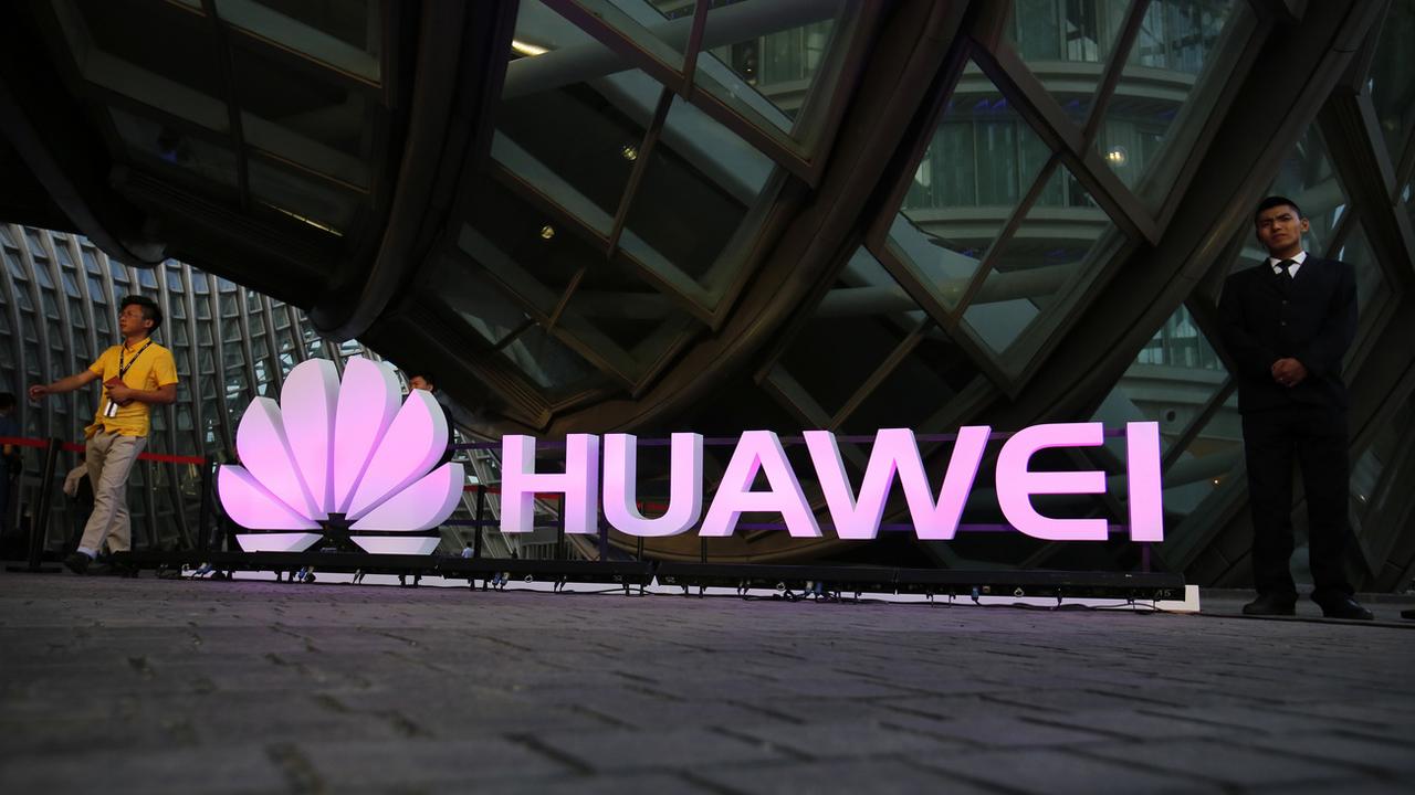 Le logo de Huawei, lors d'un événement à Pékin en 2016. [AP/Keystone - Mark Schiefelbein]