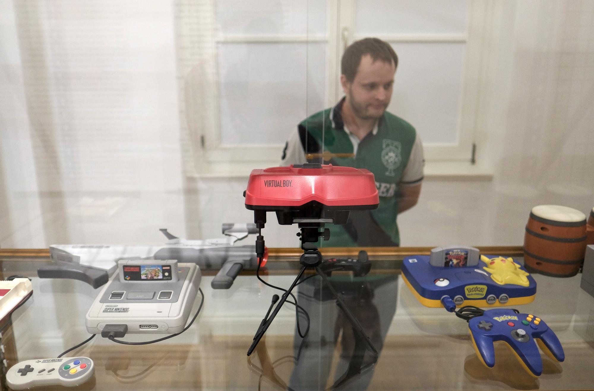 La console "Virtual Boy" de Nintendo exposée lors de l'exposition du Museum für Kunst und Gewerbe "Game Masters" à Hambourg en 2016. [AFP - Axel Heimken]