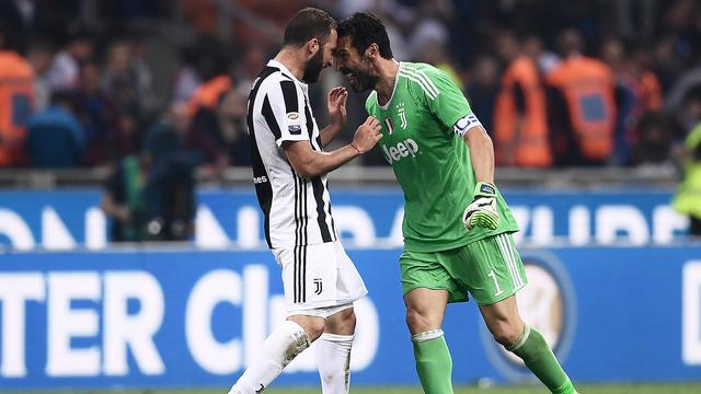 Buffon n'a pas manqué de félicitier Higuain, auteur du but décisif. [Marco Bertorello]