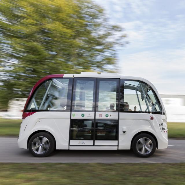 Le bus navette relie le Centre d'Innovation de Marly à la ligne de bus conventionnelle. [Keystone - Cyril Zingaro]