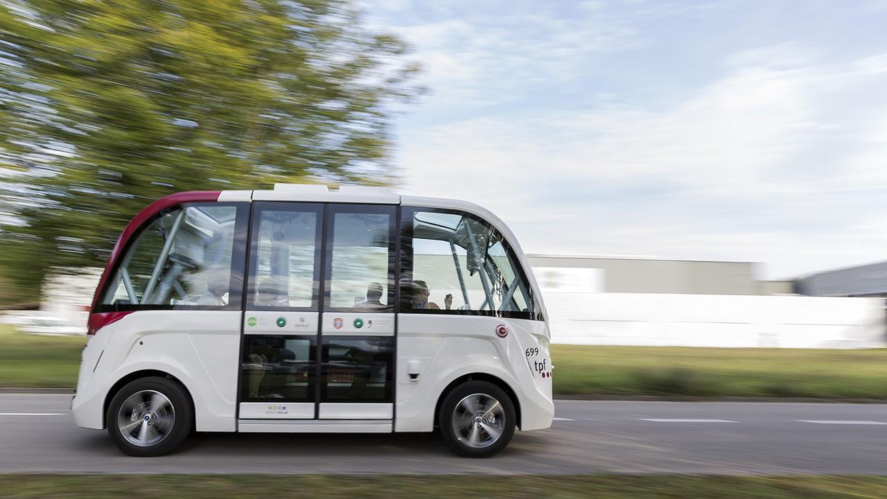 Le bus navette relie le Centre d'Innovation de Marly à la ligne de bus conventionnelle. [Keystone - Cyril Zingaro]