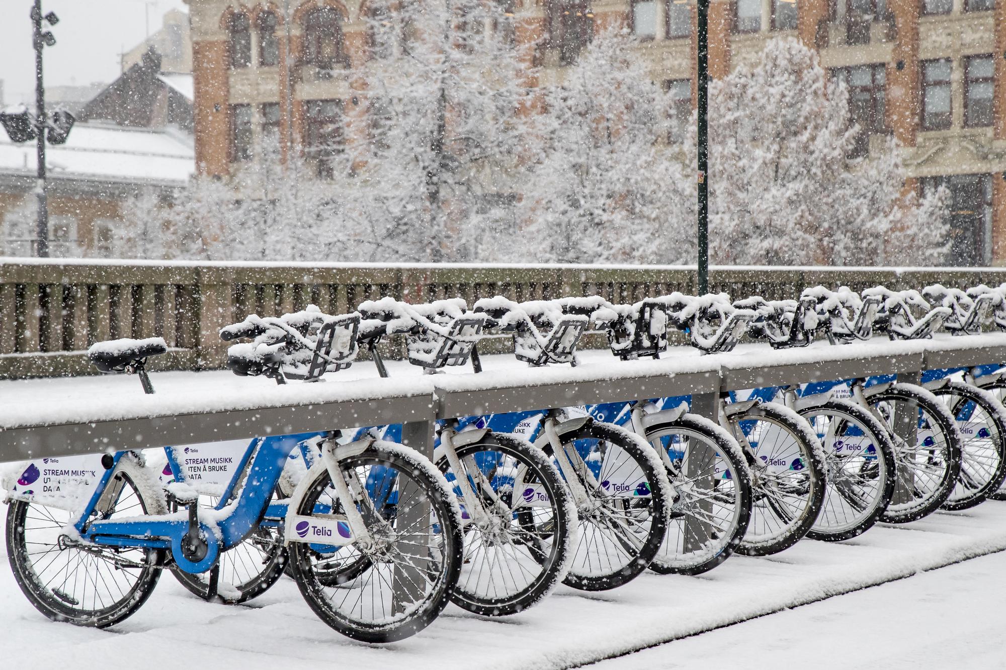 City bikes are covered in snow in central Oslo, after this winter's first snowfall, on November 14, 2017. Heiko JUNGE / NTB Scanpix / AFP [AFP/NTB Scanpix - Heiko Junge]
