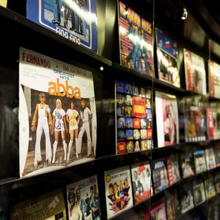 Des pochettes de disques du groupe suédois Abba mises en valeur dans le musée qui leur est dédié à Stockholm. [Keystone - Jessica Gow]