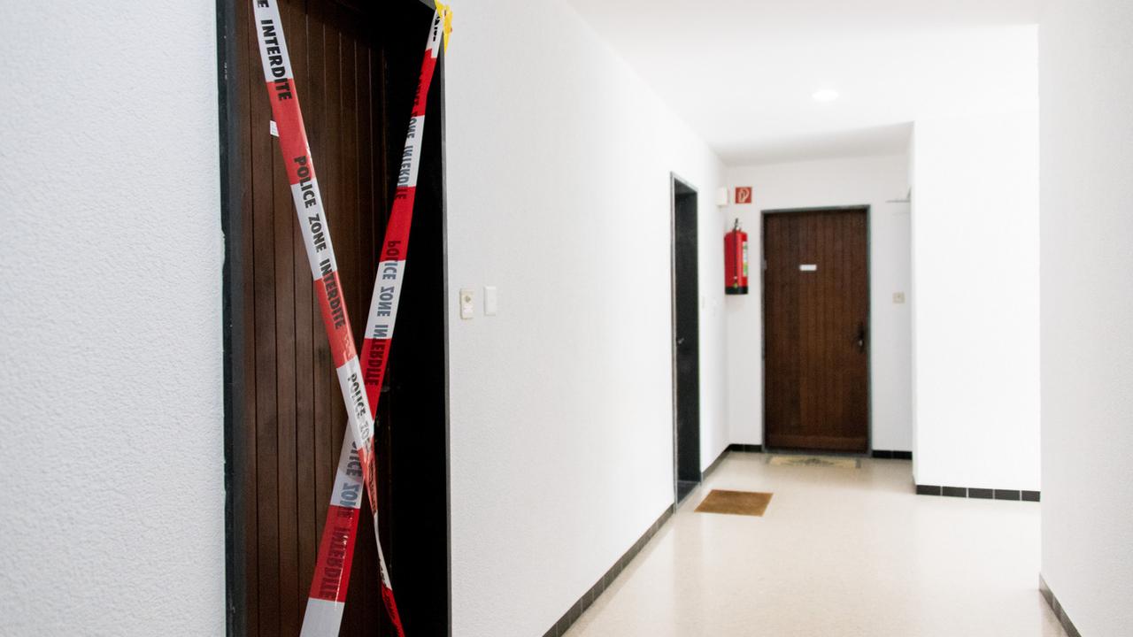 Une porte mise sous scellée par la police dans le cadre d'une enquête sur un homicide à Nendaz, en Valais (photo d'illustration). [Keystone - Olivier Maire]