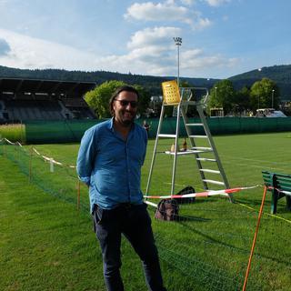 Matthias du groupe tennis sur le stade de la Gurzelen transformé en terrain d'expérimentation communautaire. [RTS - Alain Arnaud]