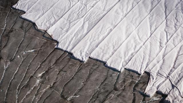 Des couvertures de protection pour la glace déposées sur le glacier du Rhône. [Keystone - Valentin Flauraud]
