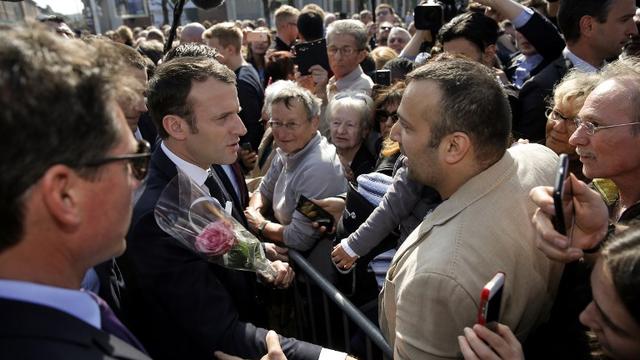 Emmanuel Macron prend un bain de foule à Saint-Die-Des-Vosges, dans l'est de la France. [afp - Vincent Kessler]