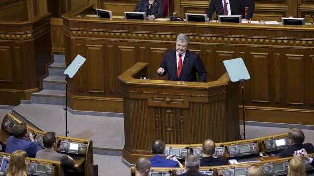 Le président ukrainien Petro Porochenko (au centre) a signé un décret instaurant la loi martiale. [AP - Efrem Lukatsky]