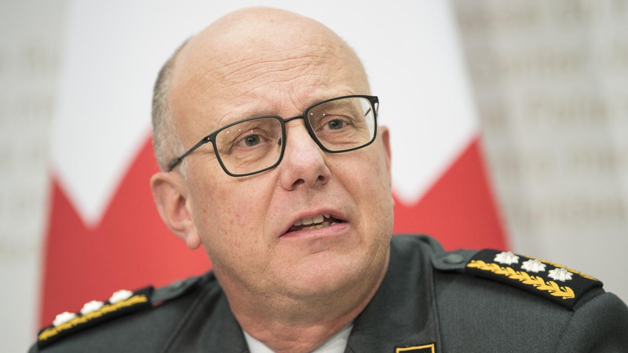 Le chef de l'armée, Philippe Rebord, lors d'une conférence de presse à Berne, en février 2018. [KEYSTONE - PETER SCHNEIDER]