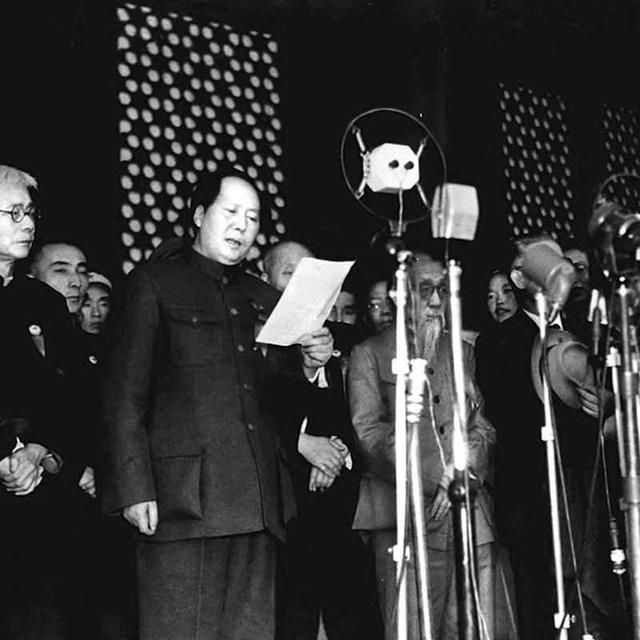 Le premier octobre 1949 sur la place Tiananmen de Pékin, Mao Zedong proclame solennellement la fondation de la République populaire de Chine.
