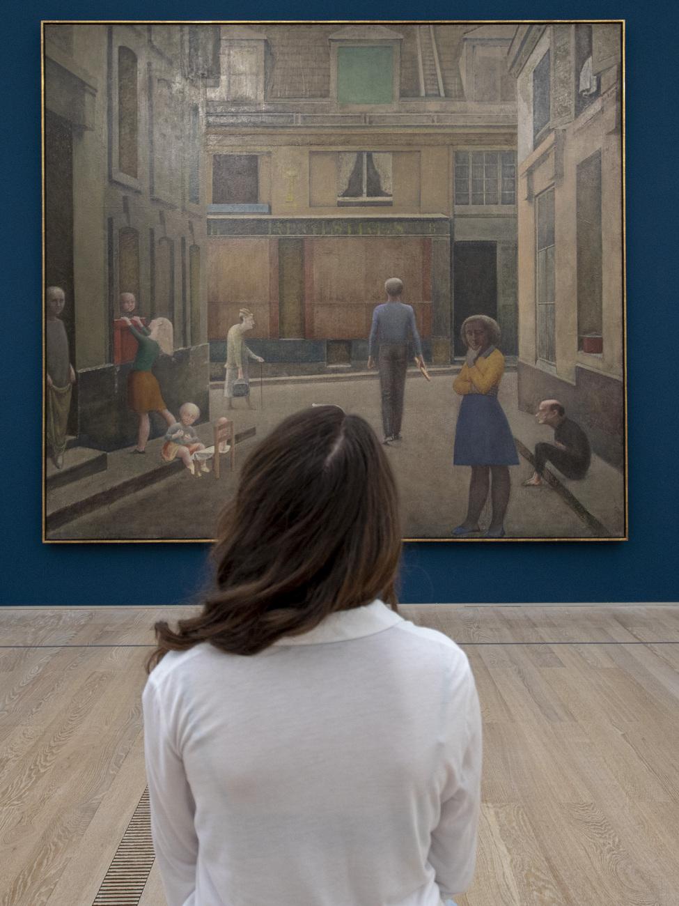 Une visiteuse observant le tableau de Bathus, "Passage du Commerce-Saint-André". [Keystone - Patrick Straub]