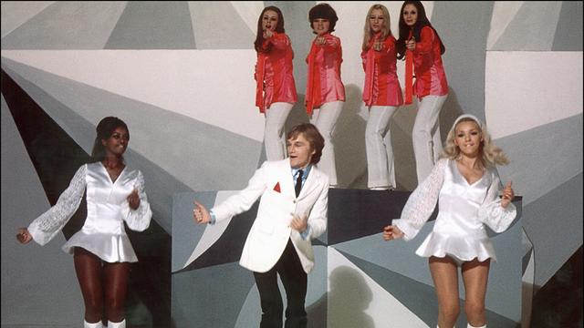 Le chanteur français Claude François et ses fameuses "Claudettes" sur le plateau de l'ORTF, en octobre 1969. [AFP - Archives]