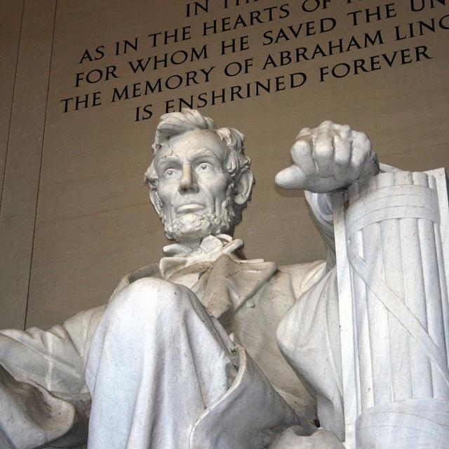 Statue d'Abraham Lincoln au Lincoln Memorial, dans le prolongement du National Mall à Washington. Avant d'être élu et en particulier durant sa campagne électorale, le seizième président des Etats-Unis avait fait plusieurs déclarations indiquant clairement son opposition à l'esclavage, au nom de principes moraux. [Pixabay - skeeze]