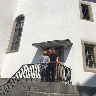 Les artistes Klarissa Flückiger et Mahtola Wittmer, avec le théologien Andreas Ronar, devant la chapelle St-Pierre à Lucerne. [RTS - Delphine Gendre]