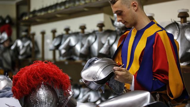 Il faudra être au moins durant 5 ans au service du pape, avant de pouvoir se marier. [Keystone - Fabio Frustaci]