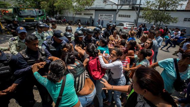 Des proches tentent d'avoir des nouvelles de leurs devant le commissariat de Valence, au Vénézuela, le 28.03.2018. [Keystone - Miguel Guttierez]