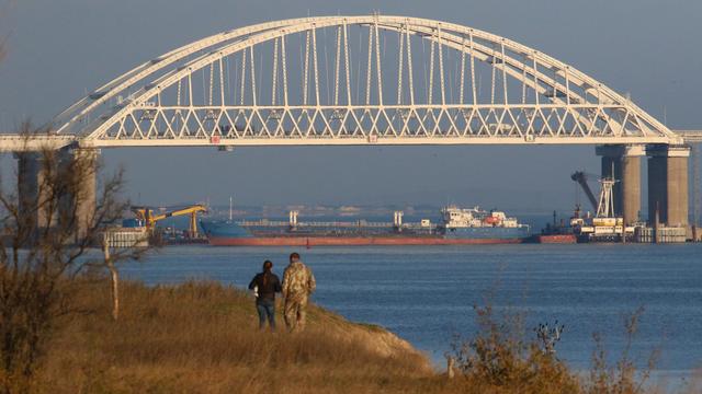 Un cargo russe, ce dimanche 25 novembre, sous le pont reliant la Russie à la Crimée. [Reuters - Pavel Rebrov]