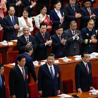 Le président Xi Jinping (au centre) lors de l'Assemblée nationale populaire. [Keystone - EPA/ROMAN PILIPEY]