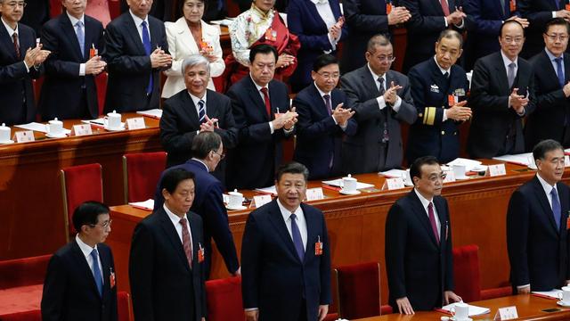 Le président Xi Jinping (au centre) lors de l'Assemblée nationale populaire. [Keystone - EPA/ROMAN PILIPEY]