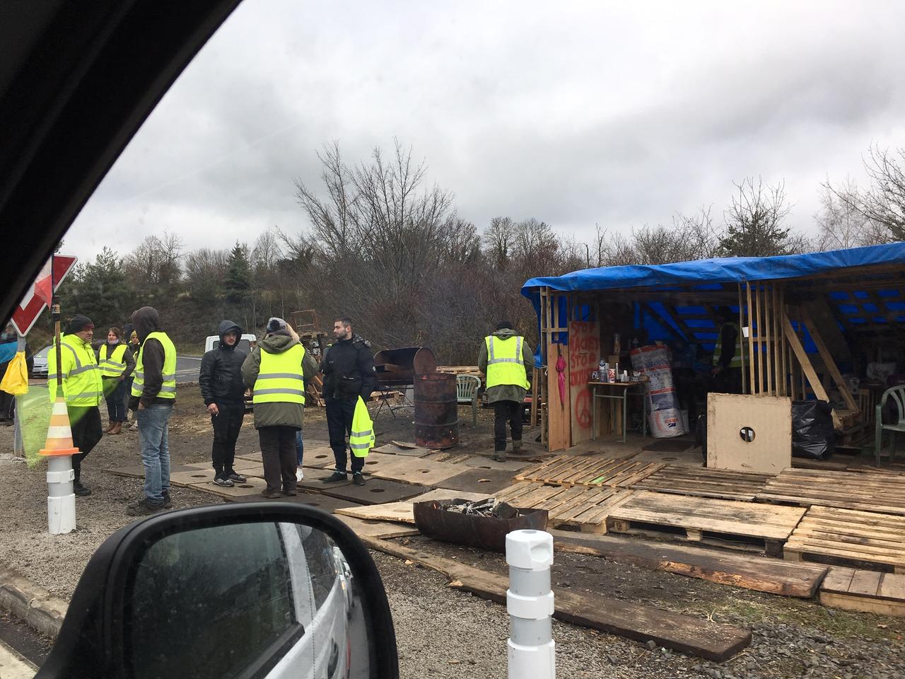 Un barrage de "gilets jaunes" se trouve sur un rond point à 10 km du Puy-en-Velay. [RTS - Blandine Levite]