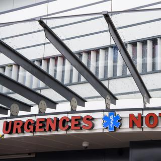 L'entrée du service d'urgence de l'Hôpital fribourgeois. [Keystone - Jean-Christophe Bott]