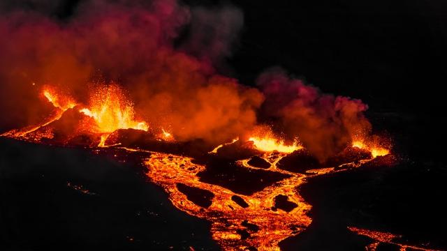 Le Piton de la Fournaise, sur l'île de la Réunion, photographié durant la nuit du 27 au 28 avril 2018. [AFP - Gaëtan HOARAU / CrowdSpark]